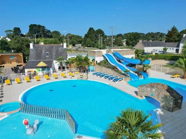 Camping Paradis - Les Palmiers - Mobilheim 4 personen - Mh 2 Ch Komfort 4pers + Halbüberdachte Terrasse in Saint-Philibert, Côte des Mégalithes
