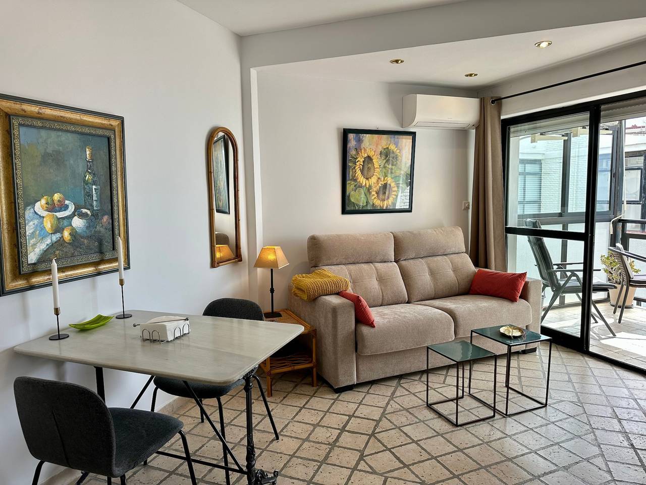 Entire apartment, Comfortable Valdecantos Apartment with Sea View, Wi-Fi, and Air Conditioning in Marbella Centre, Marbella