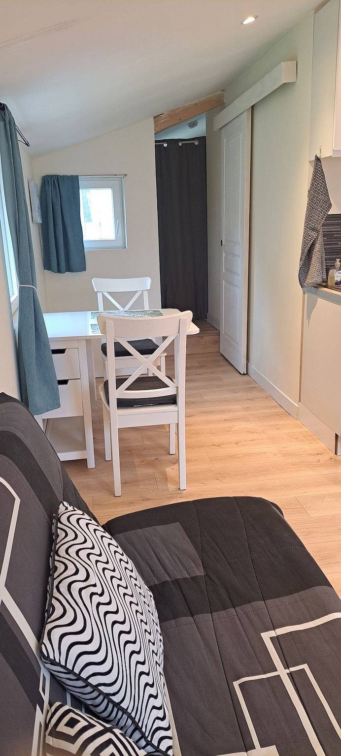Ganze Wohnung, Ferienhaus 'Ty Melen' mit Gemeinschaftsterrasse, Gemeinschaftsgarten und WLAN in Locmiquélic, Côte des Mégalithes