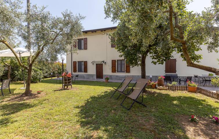 Entire holiday apartment, Child-Friendly Apartment Near River & City Center in Santo Stefano di Magra, Natural Park of Montemarcello-Magra-Vara