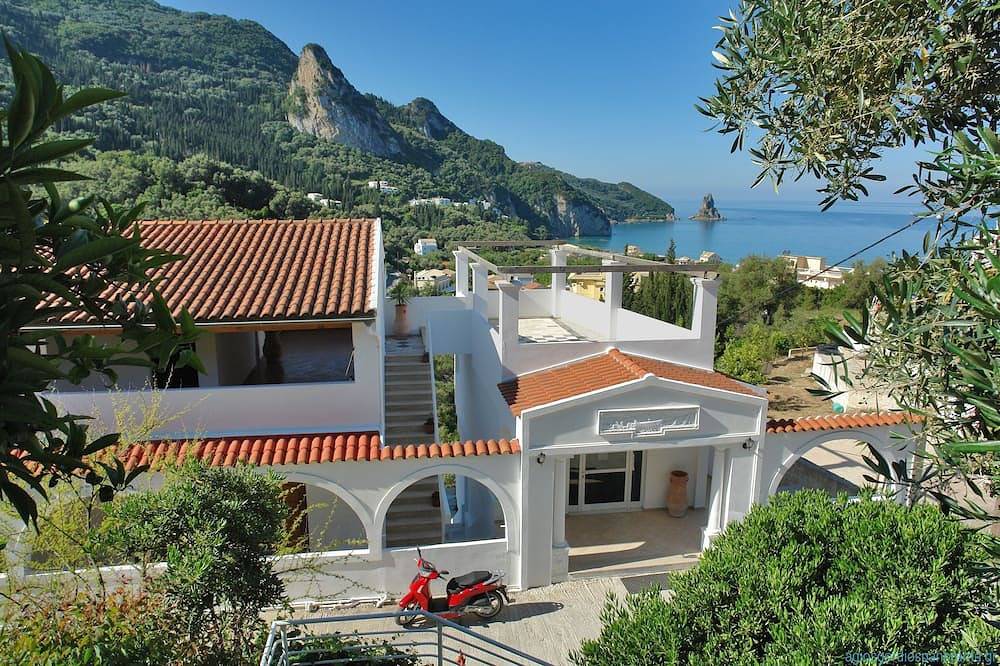 Entire apartment, Studio with sea view, balcony, kitchenette, a/c, safe box in Agios Gordios, Corfu