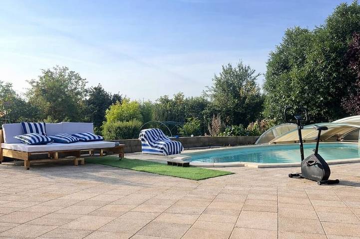 Location de vacances pour 7 personnes, avec Piscine dans Bessais-le-Fromental