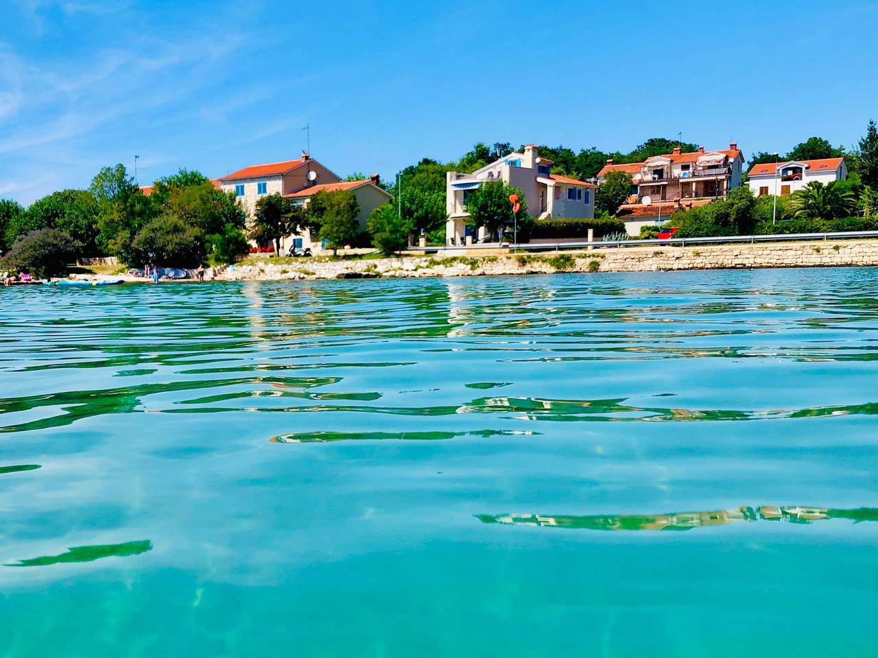 Ganze Wohnung, Moderne Ferienwohnung mit Balkon direkt am Strand in Lovrecica, Umag und Umgebung