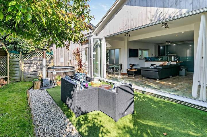 Holiday rental for 4 people, with garden and hot tub in Holywell Bay