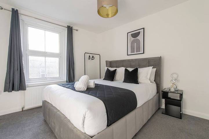 4-bed Maidstone House Sleeps 8 | Near East Station in Kent