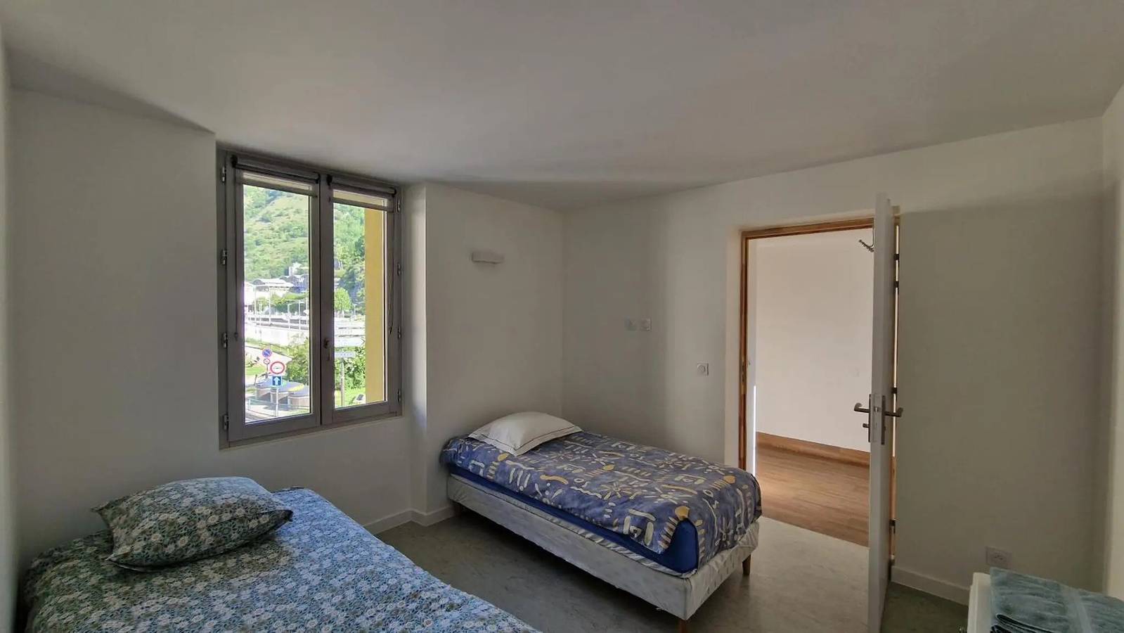 Chambre 1 – L’Auberge Le Toit Vert : Espace et praticité à Moutiers in Moûtiers, Massif du Mont-Blanc