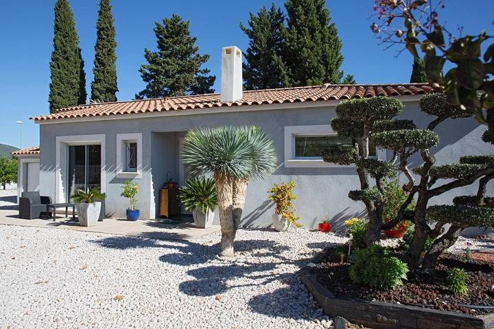 Location de vacances pour 6 personnes, avec terrasse ainsi que vue et piscine à Solliès-Pont - 3