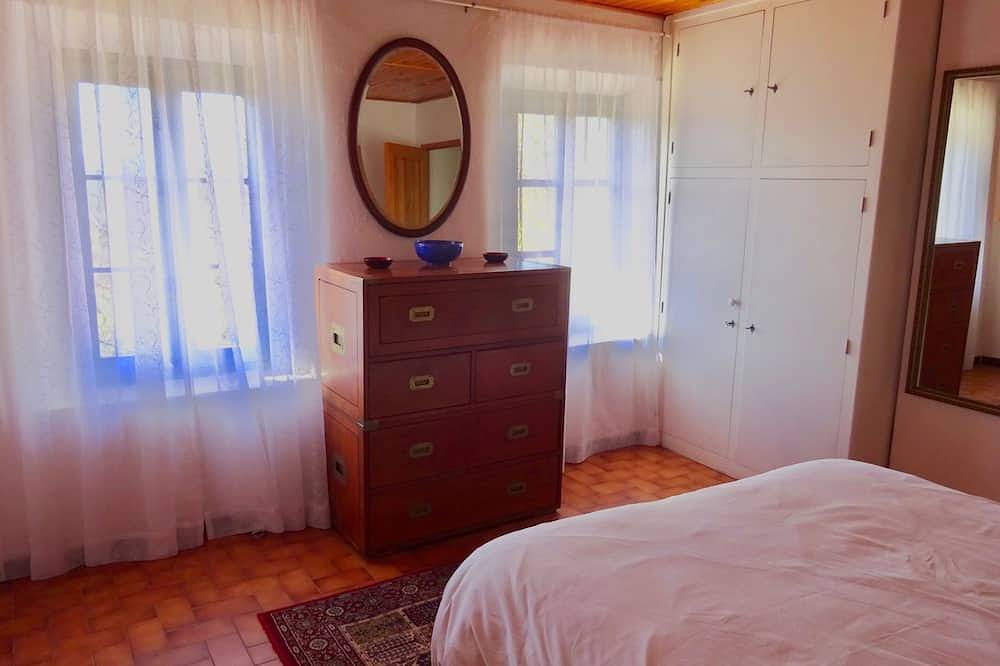 Charming converted farmhouse beside forest, private pool, superb views in Barjols, Brignoles region