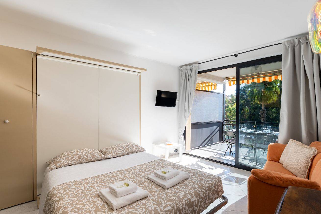 Entire apartment, Guesthost - Bright Terrace Stay near Sanremo Beach in San Remo, Sanremo Municipality