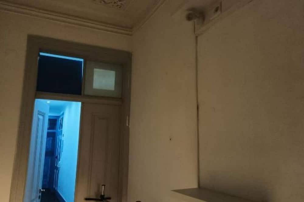 Small Single Room in Almada, Halbinsel von Setúbal