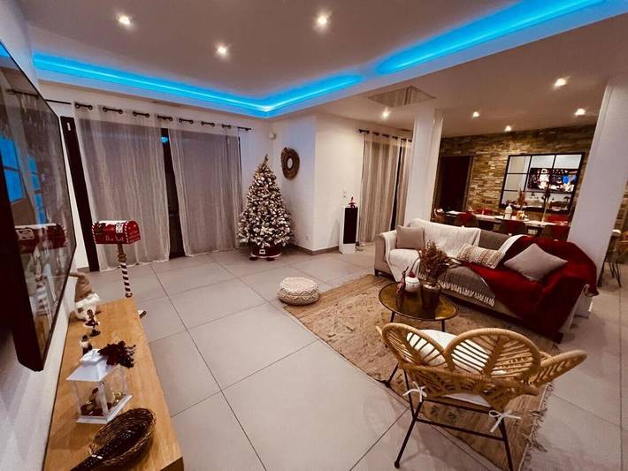 Villa pour 10 personnes, avec jardin ainsi que piscine et jacuzzi