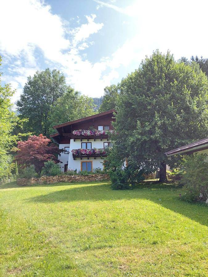 Ferienwohnung für 6 Personen, mit Balkon und Terrasse sowie Garten und Ausblick in Saalfelden am Steinernen Meer
