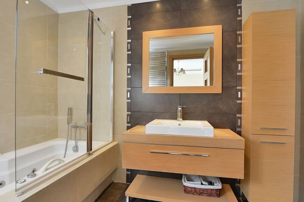 Elegant Villa by B&E in Porto Rafti, Markopoulo-Mesogaia