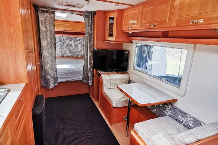 Ganze Wohnung, Mietwohnwagen Majestät, 1 Wohn-/Schlafzimmer mit Küchenzeile,  Sitzgelegenheit im Vorzelt, max. 4 Personen in Bad Mergentheim, Hohenlohe