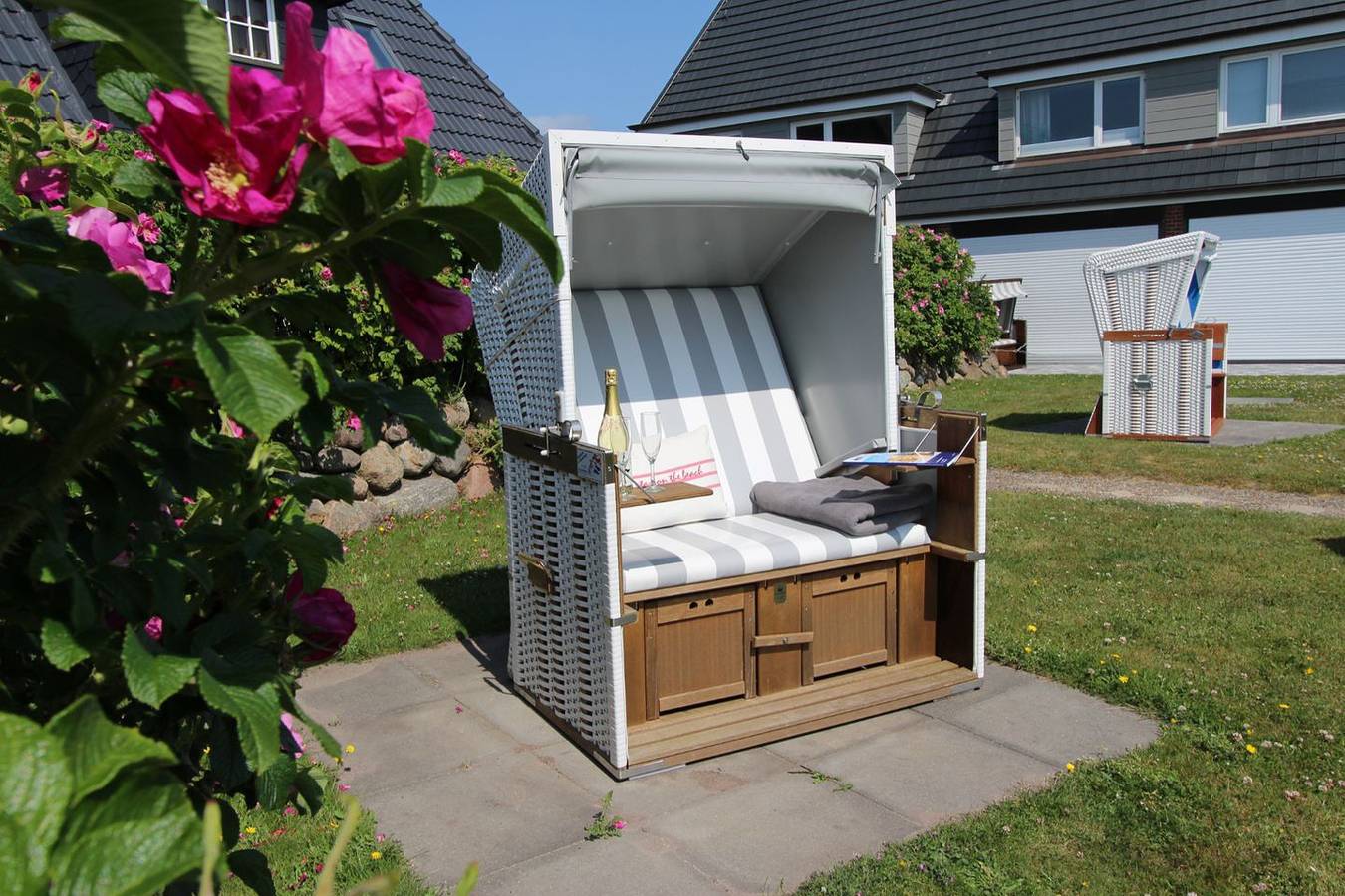 Ganze Wohnung, Geschmackvoll eingerichtetes Zwei-Zimmer-Appartement im Süden Wenningstedts in Wenningstedt, Sylt
