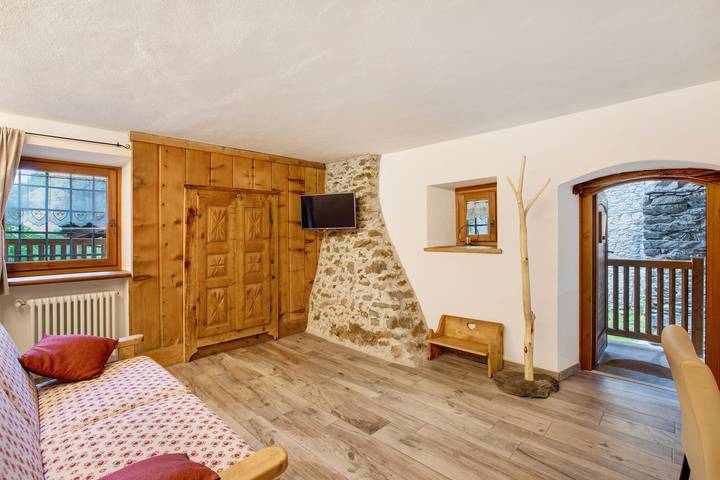 Appartement entier, Appartement 'Les Cles - Genepy' avec vue sur les montagnes, balcon et Wi-Fi in Bois De Clin, Valsavarenche