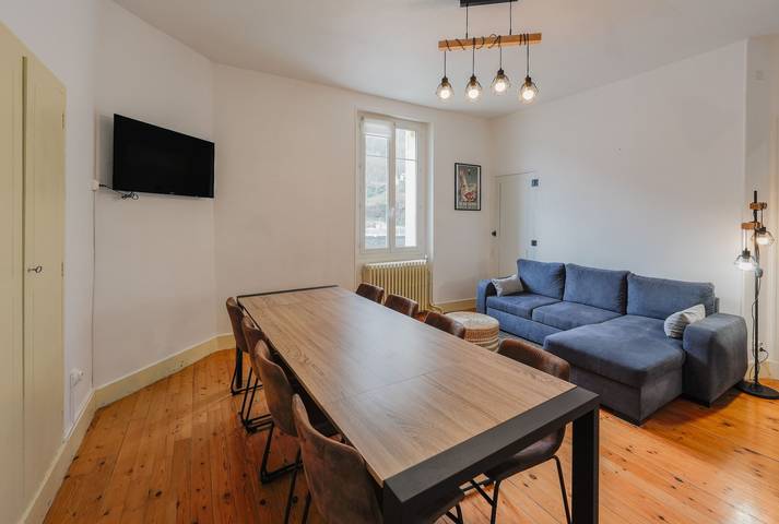 Entire apartment, Apartment 'Appartement Pyrénées-Ariégeoises' with Mountain View, Shared Garden and Wi-Fi in Luzenac, French Pyrenees