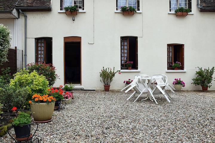 Gîte pour 4 personnes, avec terrasse et jardin à Mézilles