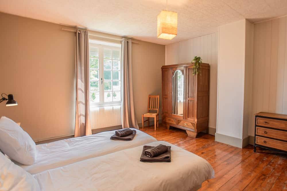 Maison authentique avec vue, dans les Ardennes in Guignicourt-sur-Vence, Ardennes