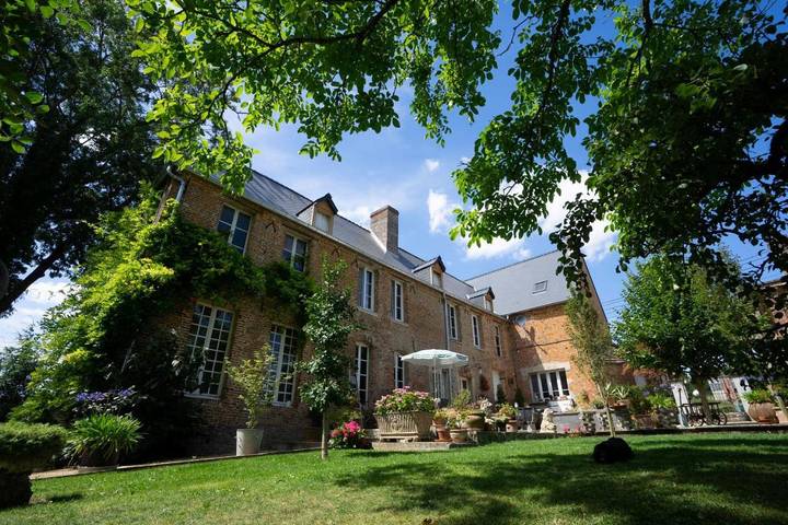 Chambre d’hôte pour 2 personnes, avec piscine ainsi que vue et jardin dans l' Aisne