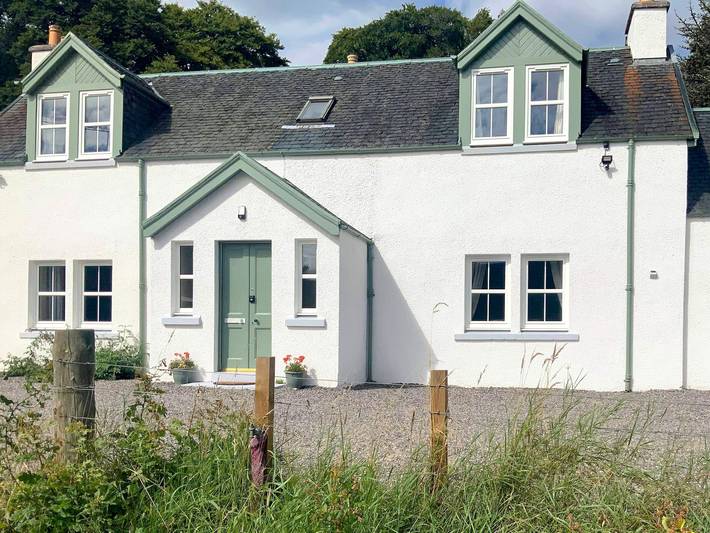 Log cabin for 7 people, with Garden in Loch Ness