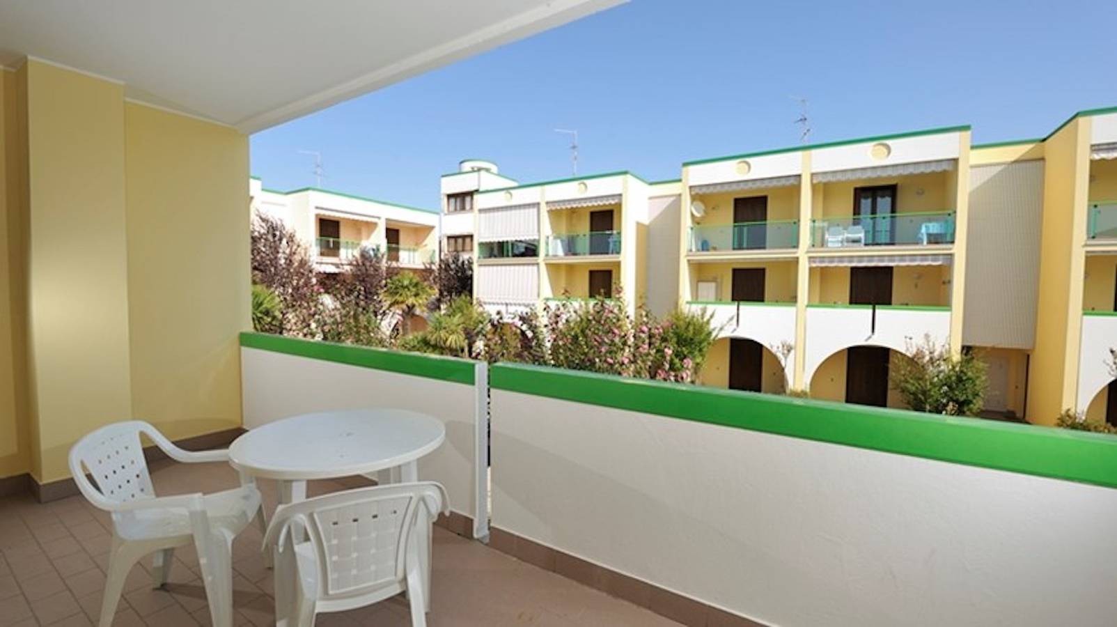 Entire apartment, Flat with a lovely poolside garden with bbq in Bibione, Venice Province