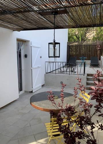 Gîte pour 2 personnes, avec jardin et terrasse à Peyroules
