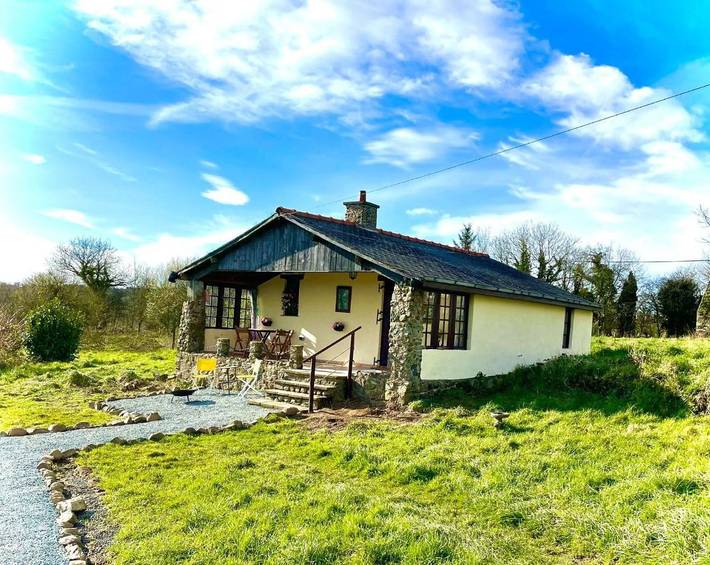 Maison de vacances pour 4 personnes, avec Balcon et Jacuzzi ainsi que Terrasse et Jardin à Lohuec