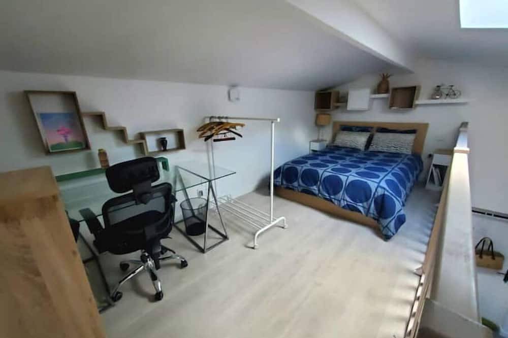 Entire apartment, Petit Loft Avec Terrasse Arborée au Lilas in Les Lilas, Seine-Saint-Denis