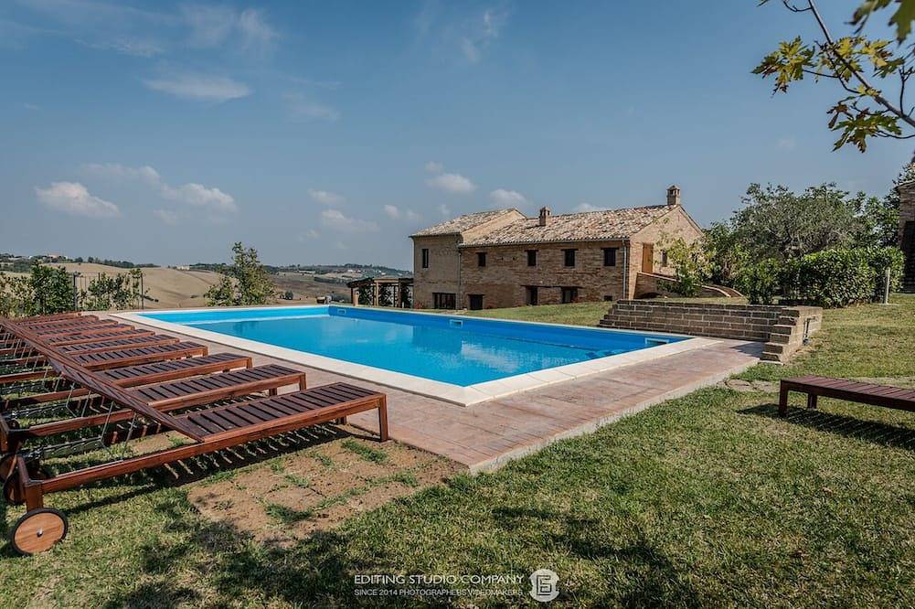 Splendida casa colonica restaurata, bagno privato, ogni comodità, grande piscina in Montegiorgio, Provincia di Fermo