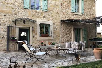 Location de vacances pour 6 personnes, avec balcon et jardin à Puissalicon