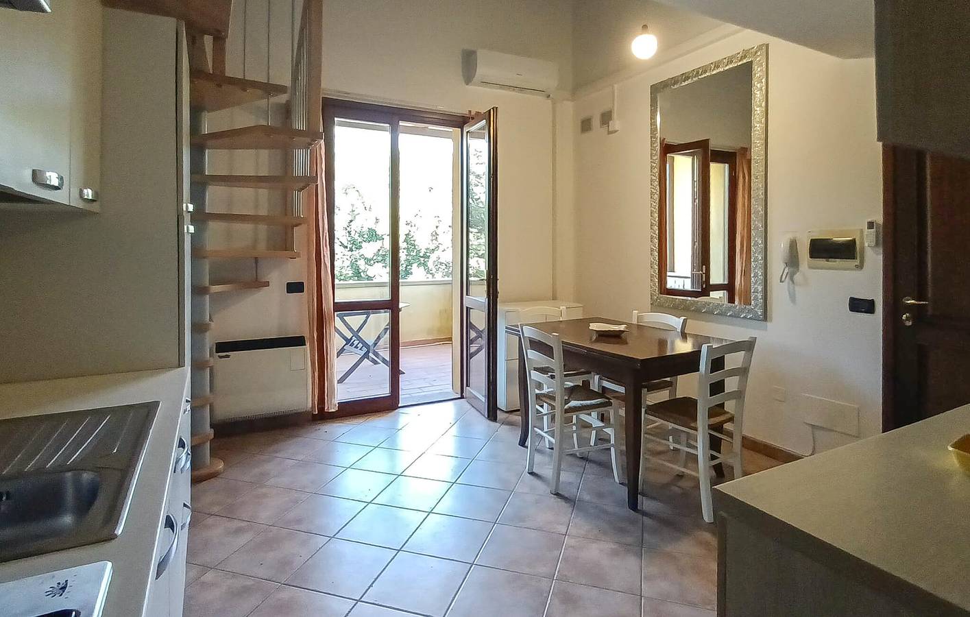 Appartement de vacances entier, Charmant appartement avec piscine et terrasse près du centre-ville de Montescudaio in Montescudaio, Côte des Étrusques