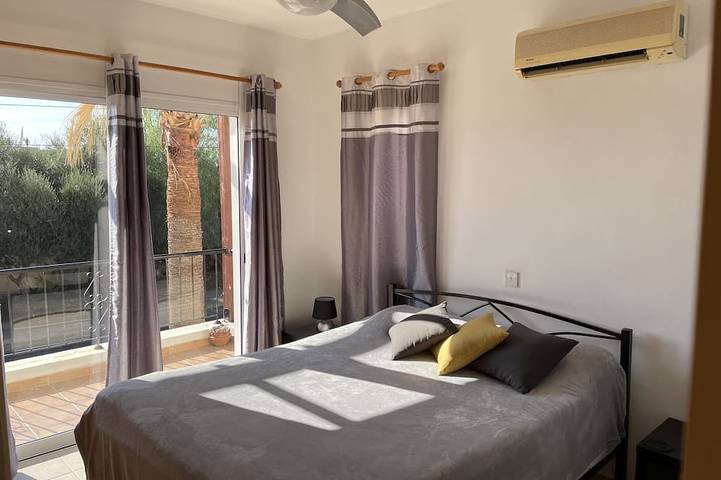 Appartement entier, Sirena Sunrise, Cute Pool, Wifi gratuit, 15 min à pied de la plage ou du centre commercial in Paphos (ville), Chypre du Sud