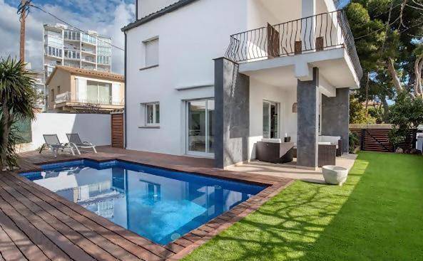 Vakantiehuis voor 8 personen, with Terras and Tuin as well as Zwembad and Uitzicht in Sant Antoni de Calonge