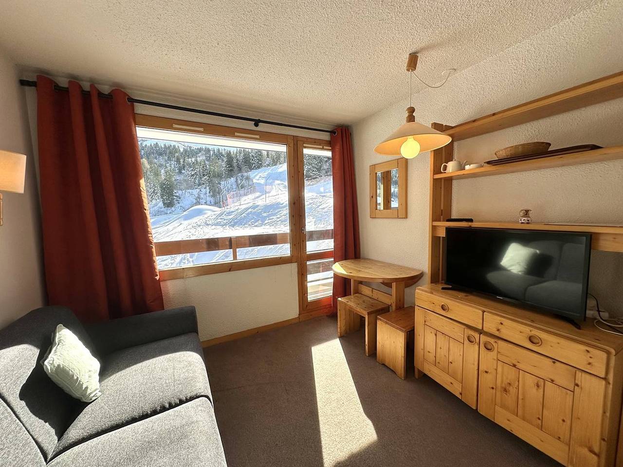 Entire apartment, Ski-in studio, pets allowed, south-facing balcony in Valmorel, Les Avanchers-Valmorel
