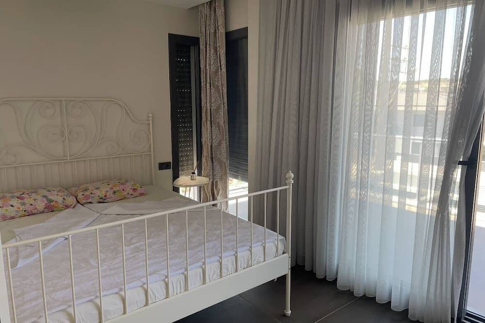 3-bedroom villa in charming Çeşme with cool Ac breeze in Cesme, Tyrkiske Ægæer