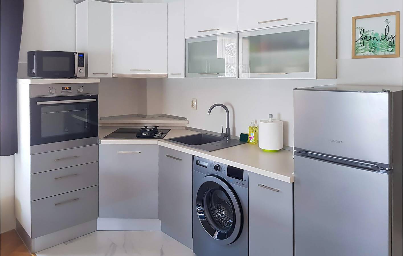 Ganze Ferienwohnung, Apartment mit Meerblick, Terrasse und Parkplatz in der Nähe der Neretva in Rogotin, Dubrovnik-Neretva