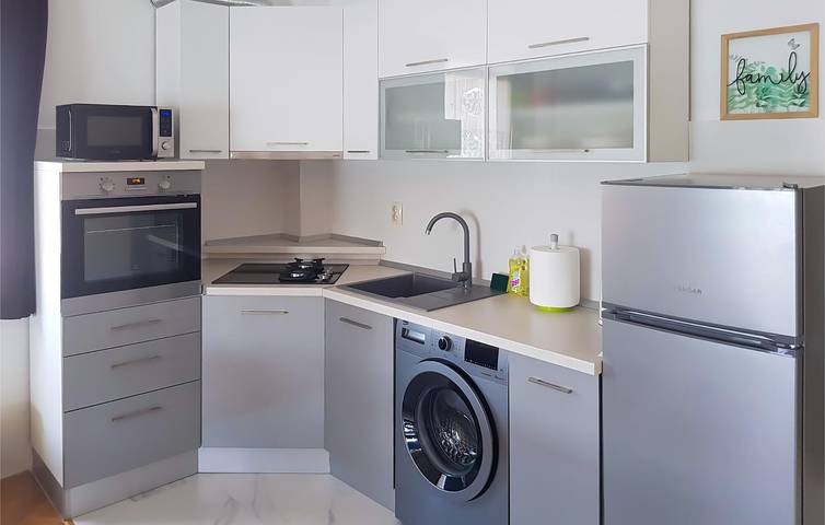 Ganze Ferienwohnung, Apartment mit Meerblick, Terrasse und Parkplatz in der Nähe der Neretva in Rogotin, Dubrovnik-Neretva