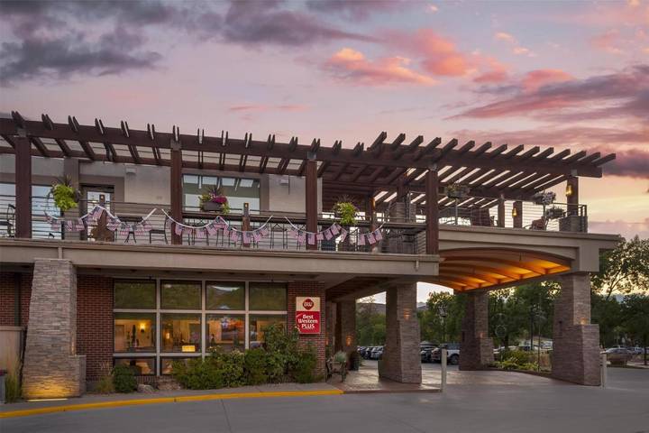 Hôtel pour 4 personnes, avec terrasse ainsi que piscine et jacuzzi