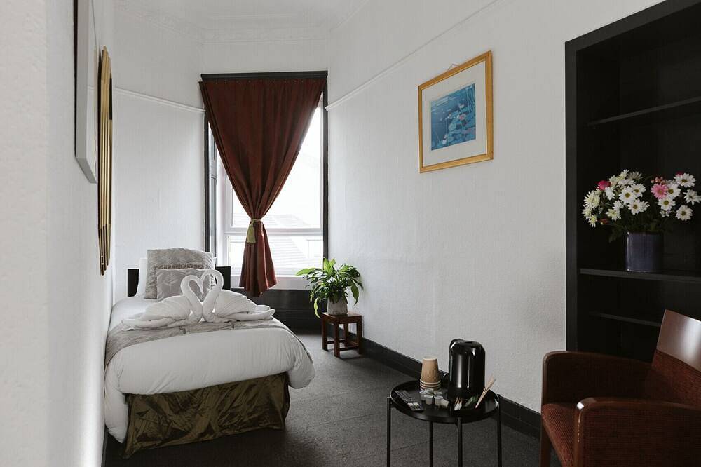 Oakshaw Guesthouse - Cozy Single Room in a Central Location. R11 in Paisley, Renfrewshire