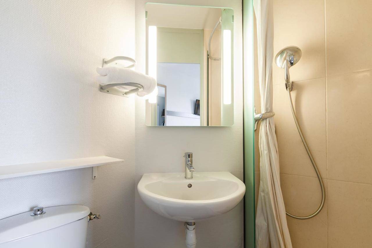 Twin Room in Lisses, Essonne