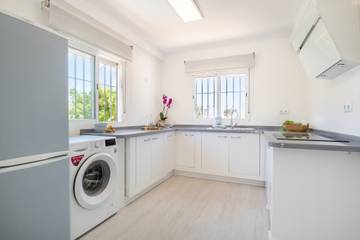 Villa for 8 Guests in Artola, Marbella, Picture 4