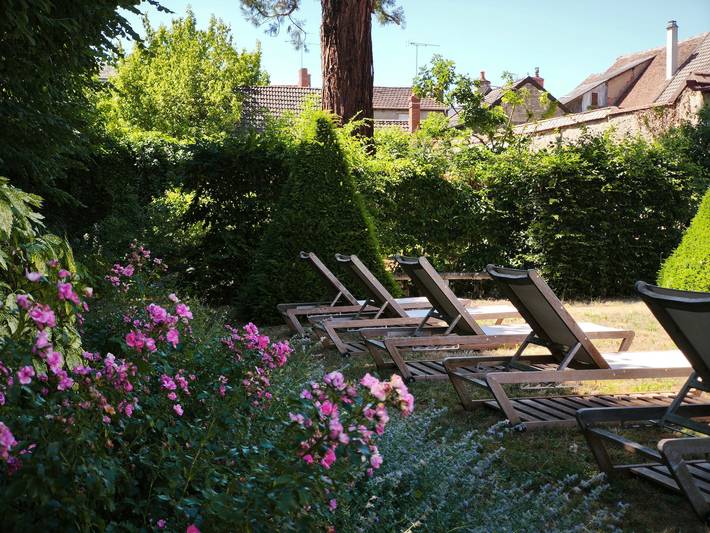 Gästezimmer „Chez Diane – Flore“ mit außergewöhnlichem Gartenblick in Saint-Amand-Montrond