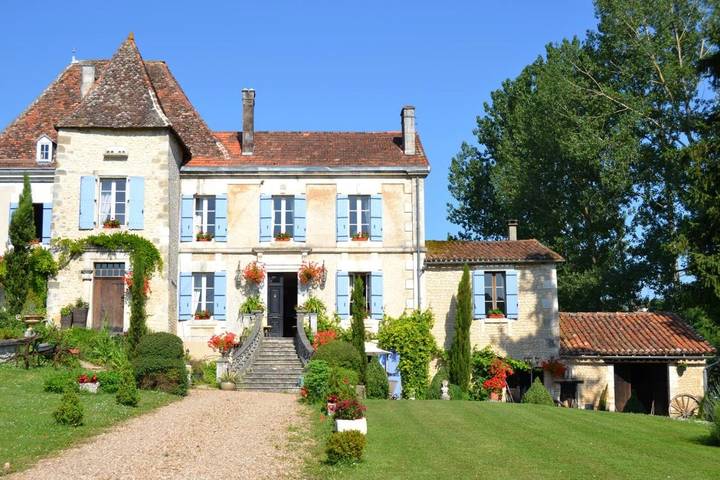 Location de vacances pour 2 personnes, avec terrasse ainsi que jardin et piscine à Montmoreau-Saint-Cybard - 2