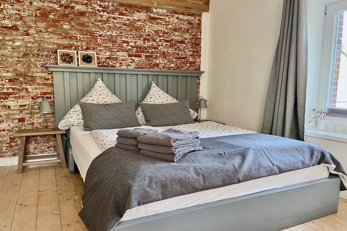 Ganze Ferienwohnung, Warfthof Wollatz - Das Rosenzimmer - klein aber fein, 15qm, max 3 Personen in Süderdeich, Nordseeküste