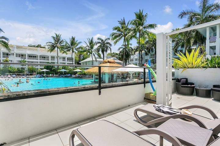 Holiday apartment for 5 people, with hot tub and balcony as well as pool in Queensland