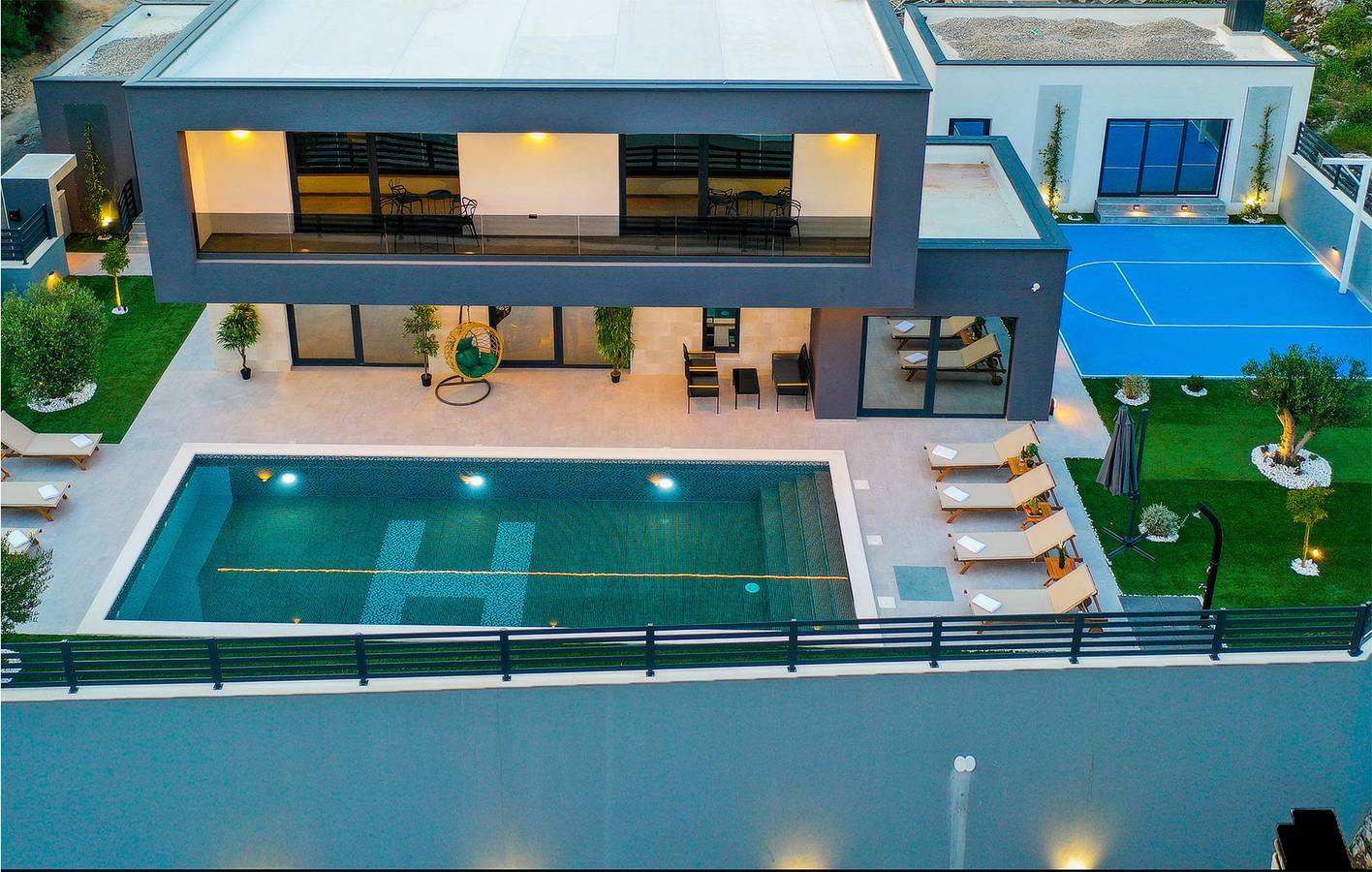 Geräumiges Apartment mit 2 Schlafzimmern, Pool, WLAN und Parkplatz in Zagvozd, Makarska Riviera
