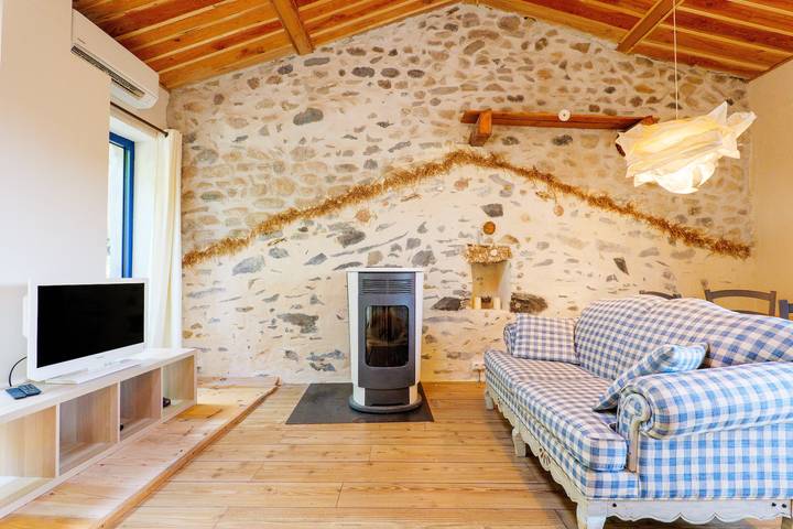 Charming House in Saint-Privat with Private Garden, Wi-Fi, and Air Conditioning in Saint-Privat (Ardèche), Parc naturel régional des Monts d'Ardèche