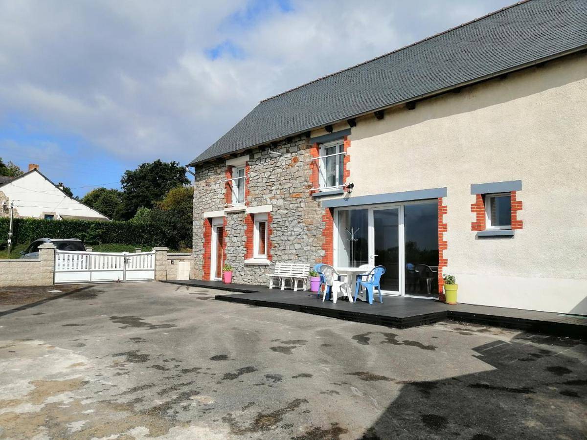 Three-Bedroom House in Saint-Jouan-de-l'Isle, Région de Dinan