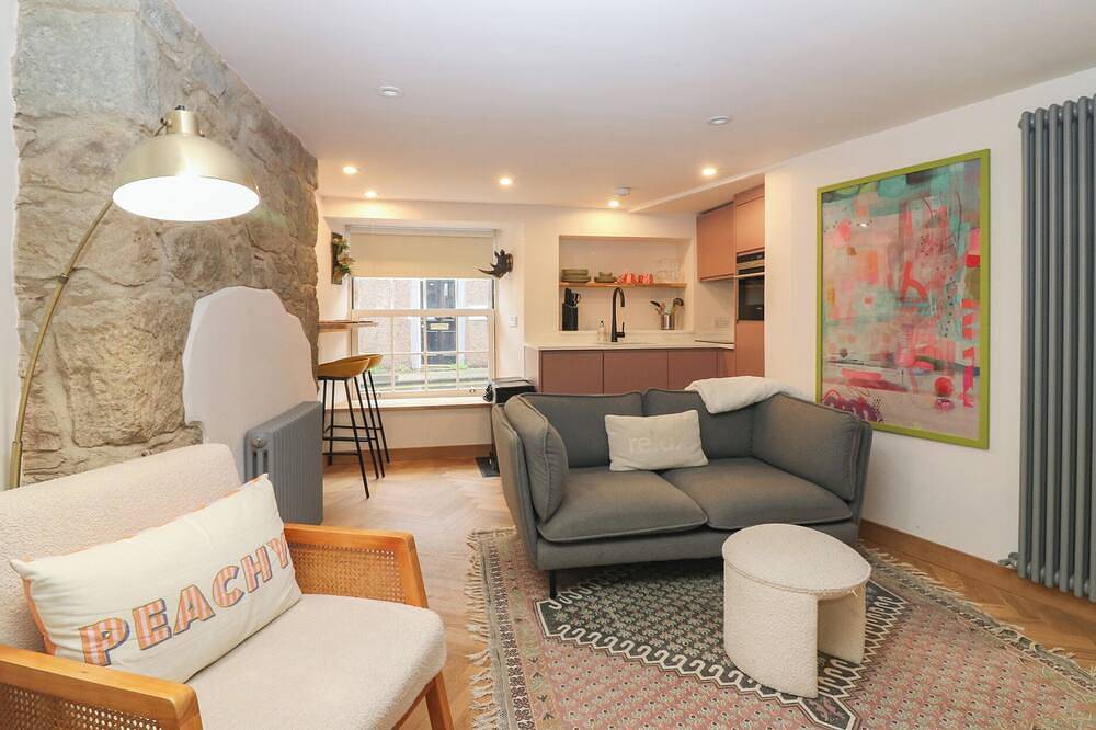 2 East Port, pet friendly, with a garden in Melrose in Melrose, Scottish Borders